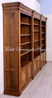 Libreria biblioteca realizzata in legno massello di noce intarsiata in ulivo con 6 ante e ripiani a vista spostabili a piacere